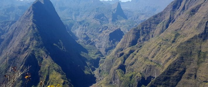 Feuilleton sur les Outre-mer – Episode 3 : Gilets jaunes et Outre-mer : la crise que connaît la Réunion dépasse de loin celle de l’Hexagone Feuilleton sur les Outre-mer – Episode 3 : Gilets jaunes et Outre-mer : la crise que connaît la Réunion dépasse de loin celle de l’Hexagone