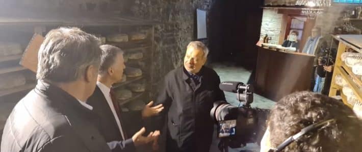 Visite de la laiterie Fabre avec Périco Legasse et l&rsquo;équipe de « Manger c&rsquo;est voter »