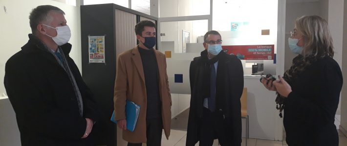 Philippe Folliot visite un bureau de poste à Carmaux et échange avec le délégué régional du Groupe Laposte Occitanie