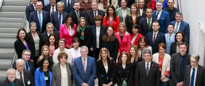 Le sénateur se rend au réseau parlementaire mondial de l’OCDE Le sénateur se rend au réseau parlementaire mondial de l’OCDE